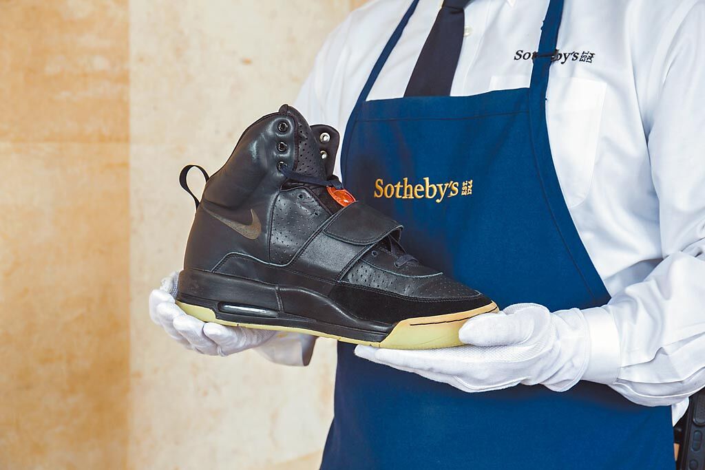 年輕新富族群崛起，一雙肯伊在2008年葛萊美獎時穿的Nike Yeezy球鞋，以180萬美元落槌。（Sotheby's提供）