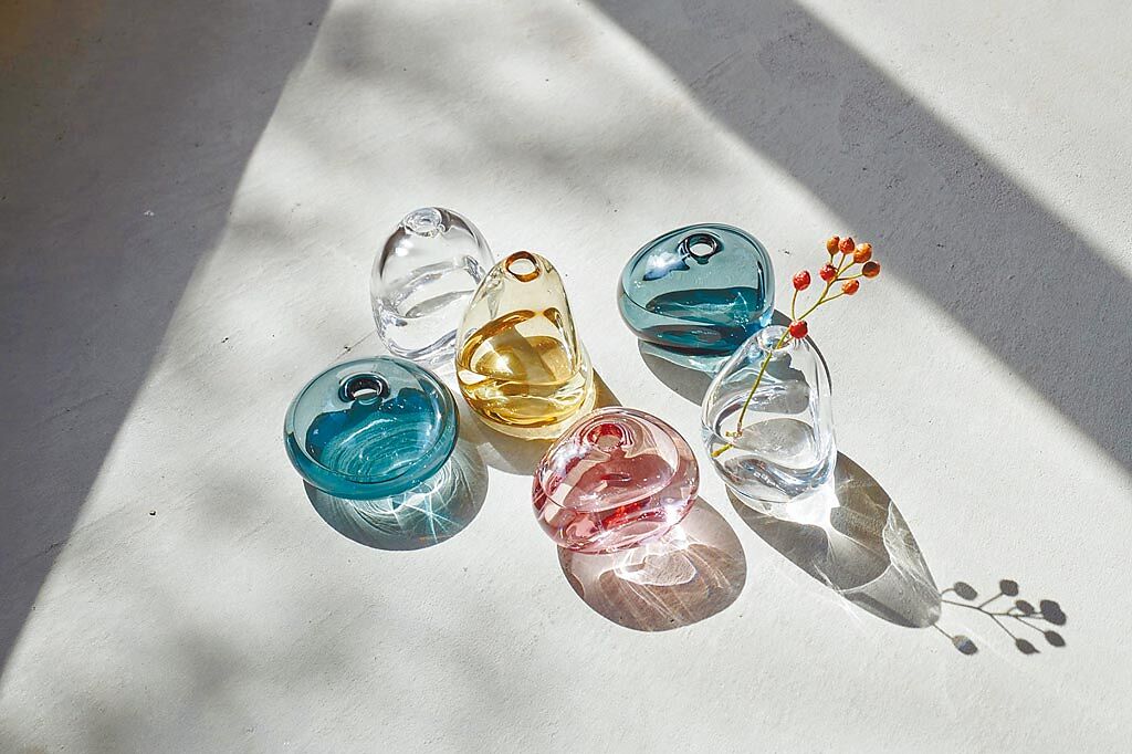 Sghr致力於玻璃器皿研發，晶瑩剔透的作品在不同光源下，產生波光粼粼的效果，受到許多粉絲喜愛。（Jamei Chen提供）
