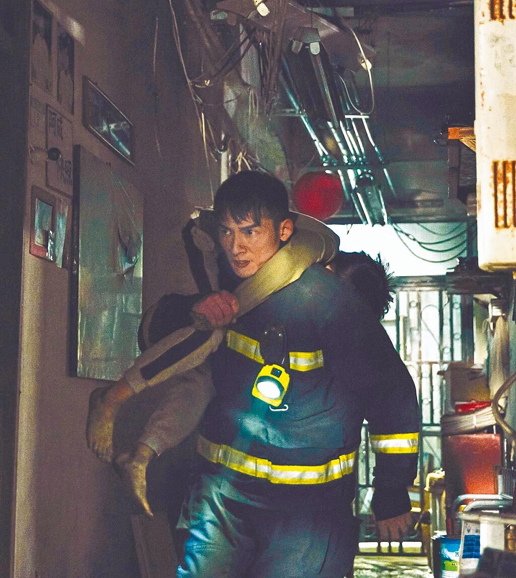 溫昇豪在《火神的眼淚》劇中扮消防員，為救人出生入死。（公視提供）