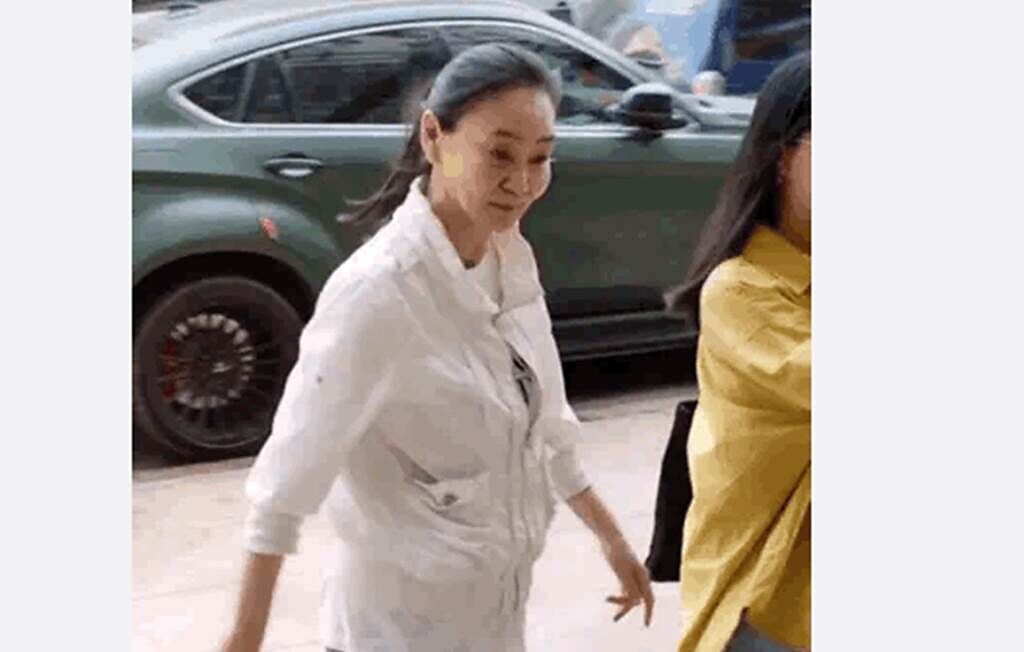  61歲劉雪華在街頭被捕獲，真實樣貌曝光。（圖／微博）