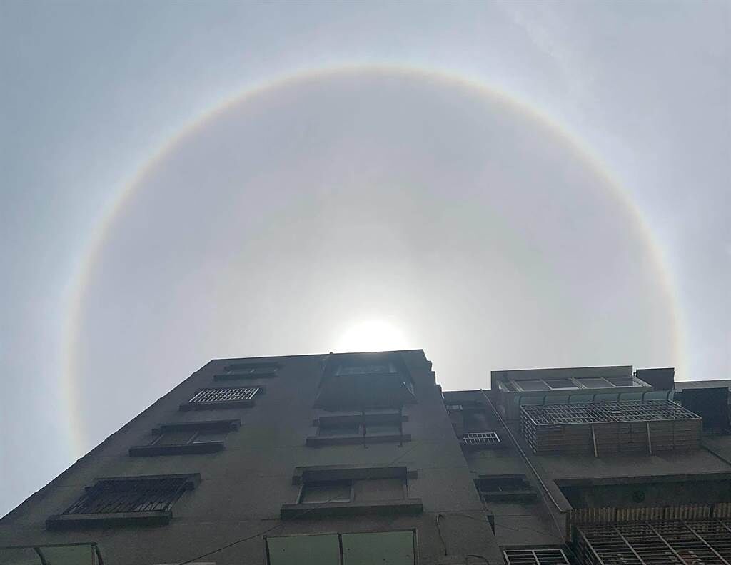 北市天空今（1日）上午出現罕見「圓形彩虹」，畫面曝光民眾相當驚豔。（照片/蔡先生 提供）