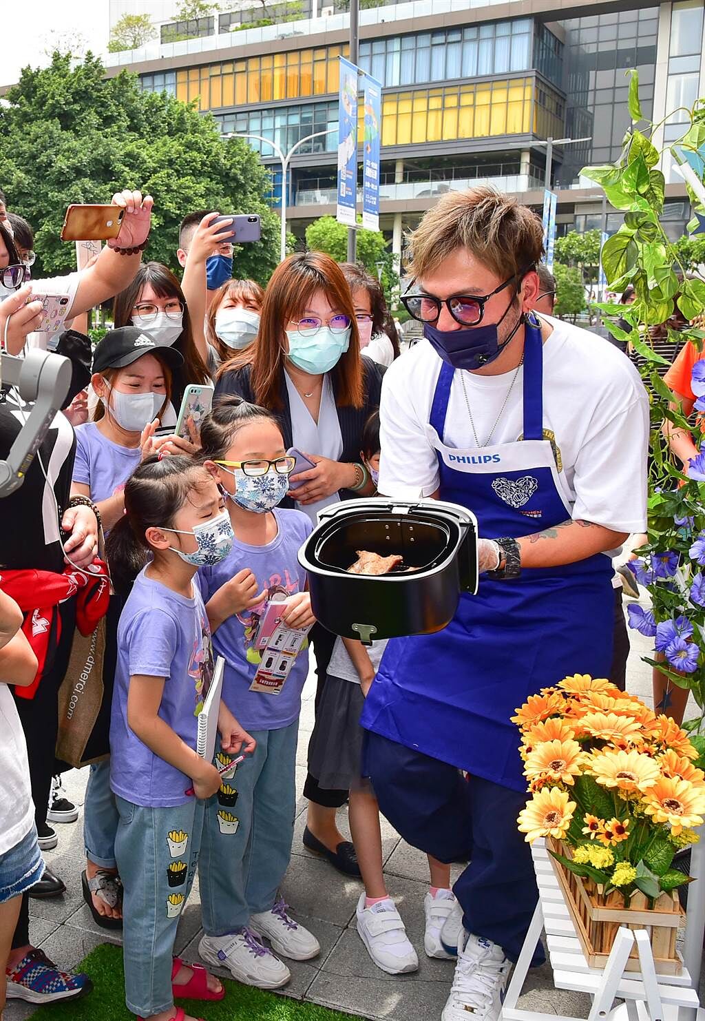 知名藝人「KID」林柏昇1日出席「冒險家創意玩餐車-誰是餐車美食王」活動擔任一日名人店長。（業者提供）