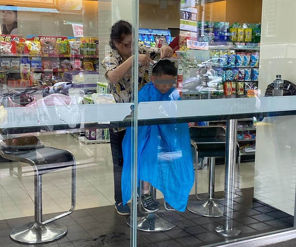 一位女網友經過超商時，卻驚見一位婦人在座位區替小孩修剪頭髮，還自備理髮圍巾披在孩子身上，架勢相當專業。(摘自路上觀察學院)
