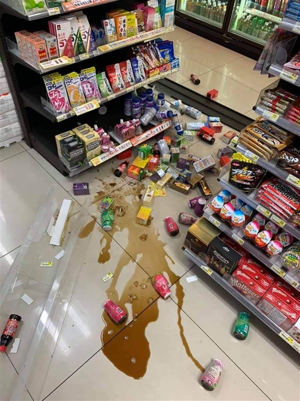石牌某家便利店整排貨架上商品遭人傾倒，玻璃瓶罐碎滿地。（照片/取自《我是北投人 Ⓞ 台北市北投區 Ⓞ》社團》
