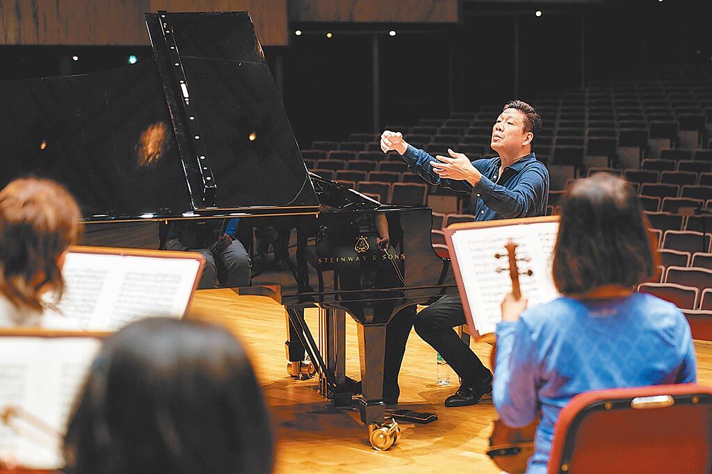 旅美鋼琴家劉孟捷曾因罹患血管炎而癱瘓，還瘦到30公斤，靠著堅強意志把琴藝練回來，他認為疾病讓他更有鬥志突破舒適圈。（國家交響樂團提供）