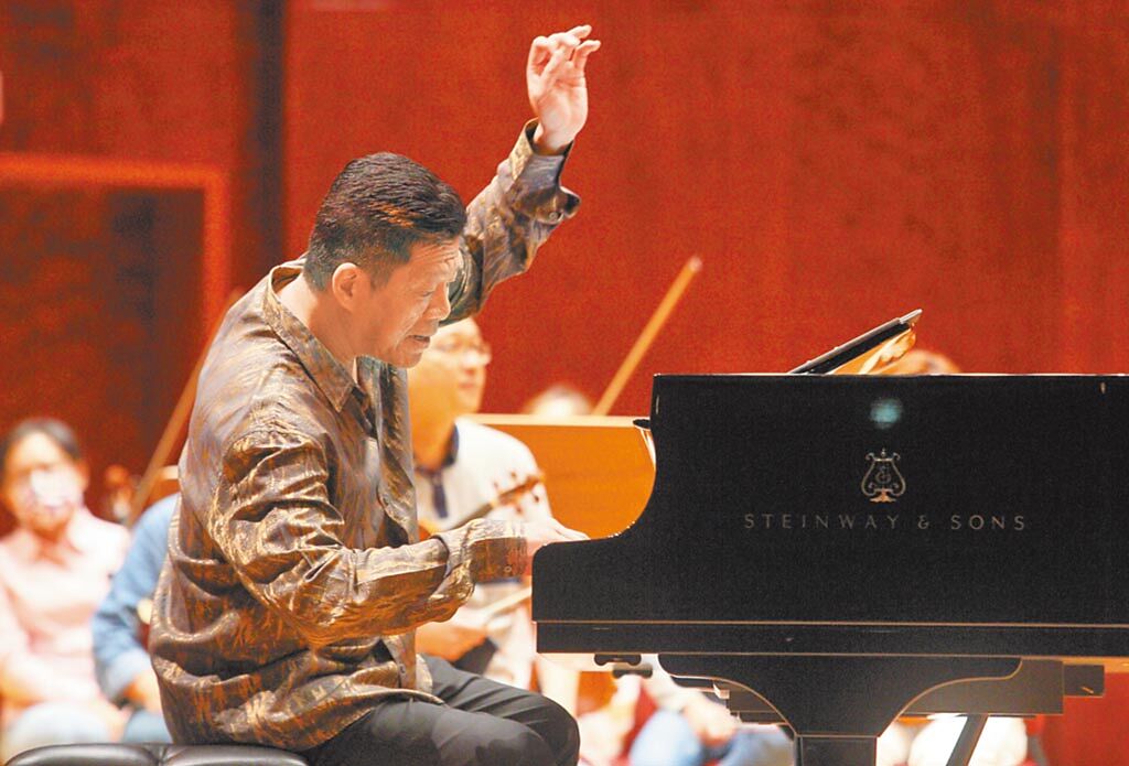 旅美知名鋼琴家劉孟捷與國家交響樂團舉辦《劉孟捷與NSO》音樂會，圖為他彩排時的畫面。（張鎧乙攝）