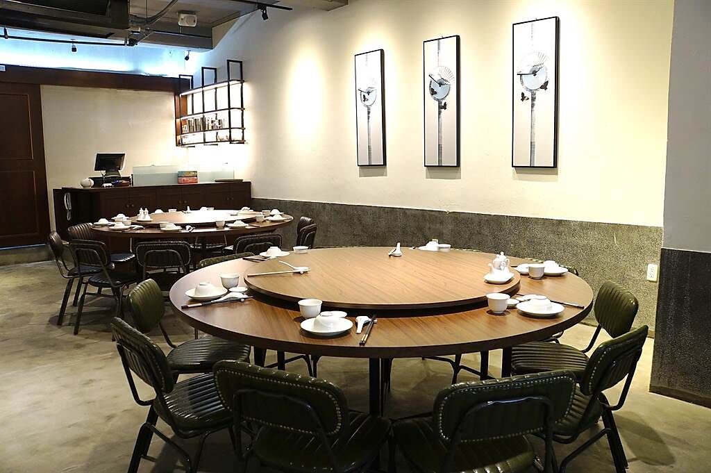 隱身在台北市中山區晴光商圈60年老宅內的〈中山對酌〉，只有2張圓桌，每桌接待10位客人。（圖／姚舜）
