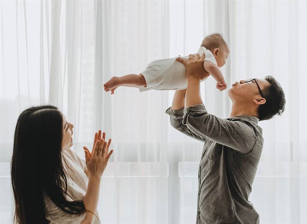 別再把嬰兒拋高高！這些動作都可能造成嬰兒搖晃症候群，形成永久性腦損傷。（示意圖／Shutterstock 非新聞當事人)