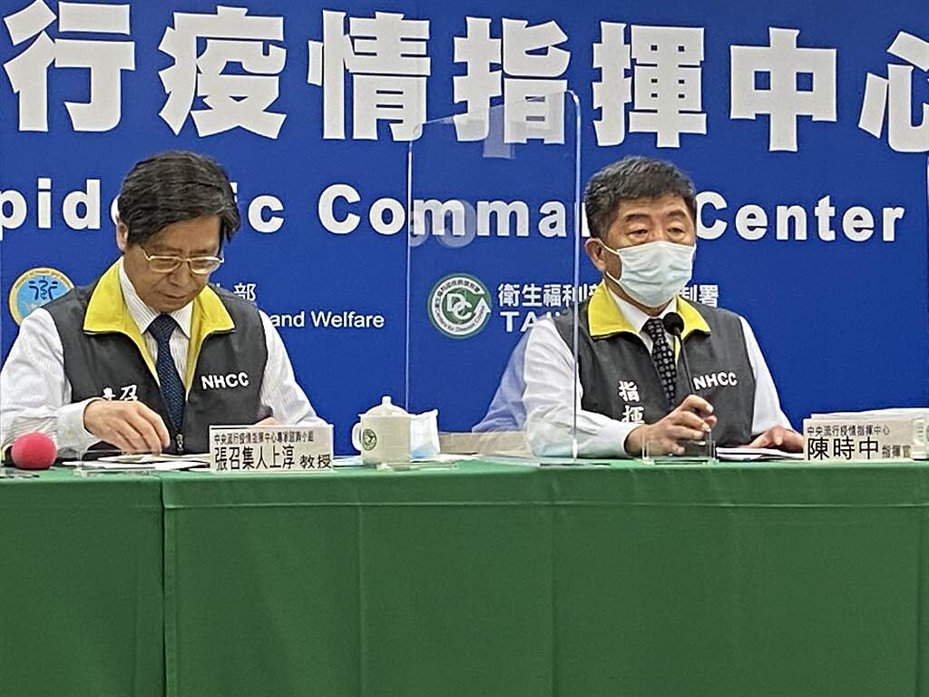 中央流行疫情指揮中心指揮官陳時中表示，5月3日起，3類高風險族群的同住家人也可公費打疫苗。（林志成攝）