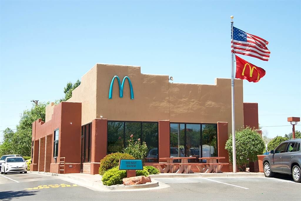 美國亞利桑那州塞多納一間麥當勞，是全球唯一一間使用淡藍色招牌的分店。(圖/達志影像)