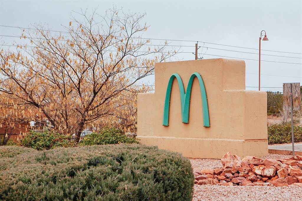 為了配合塞多納法律，不破壞當地景色，這間麥當勞才會選用淡藍色。(圖/達志影像)