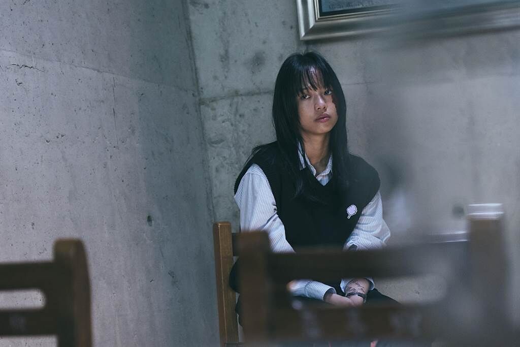 王渝屏在《我願意》飾演因臉上大紅胎記成為被同學霸凌的富家女。（絡思本娛樂製作公司提供）