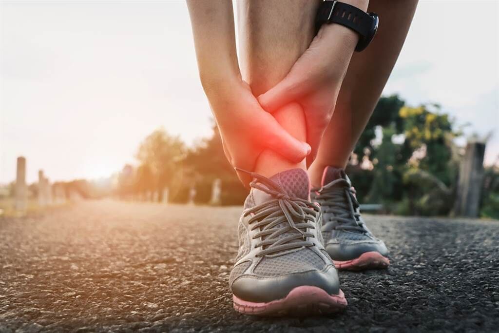 腳踝反覆腫脹，竟是多年前「腳踝翻船」扭傷未癒害的，微創手術重建韌帶有望。(示意圖/Shutterstock)