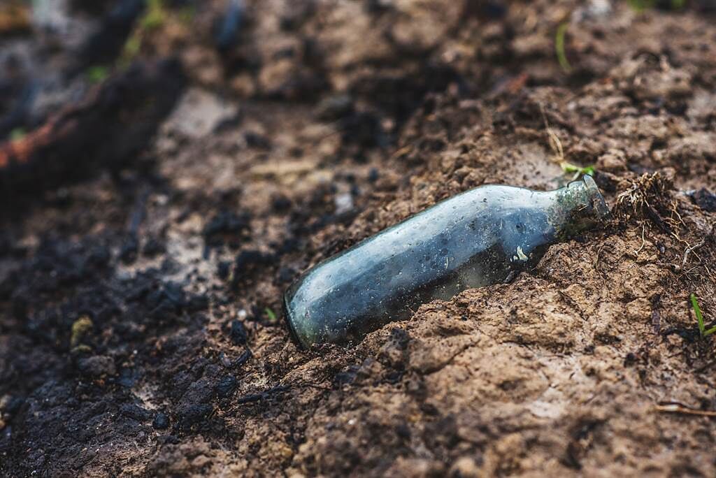 英國一名男子修整後院時發現2箱牛奶瓶，仔細查看才驚覺是第二次世界大戰留下的48枚手榴彈。(示意圖/達志影像)