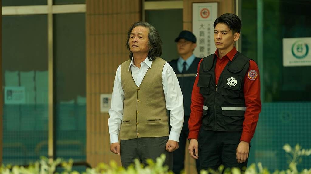 林志儒（左）在《火神》中飾演改變心意器官捐贈的父親，逼哭觀眾。（公共電視、myVideo提供）