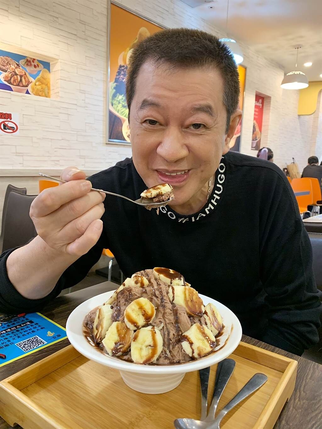 蔡小虎昨(2日)特地到好友冰店吃香蕉巧克力冰，幾乎不碰冰品的他直呼「好過癮」。 (照片/穩盈娛樂 提供)