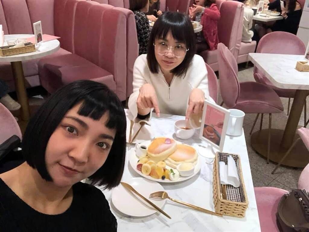 高雋雅與媽媽柴智屏相處像姊妹。（摘自臉書）