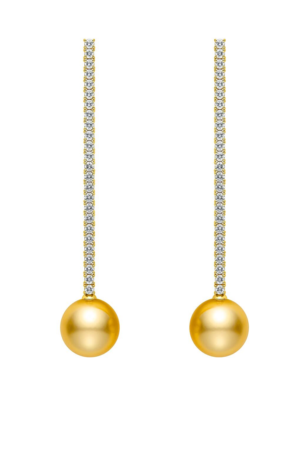 MIKIMOTO今年新品垂墜南洋黃金珍珠鑽石耳環，珍珠約12至12.99mm，約50萬元。（MIKIMOTO提供）