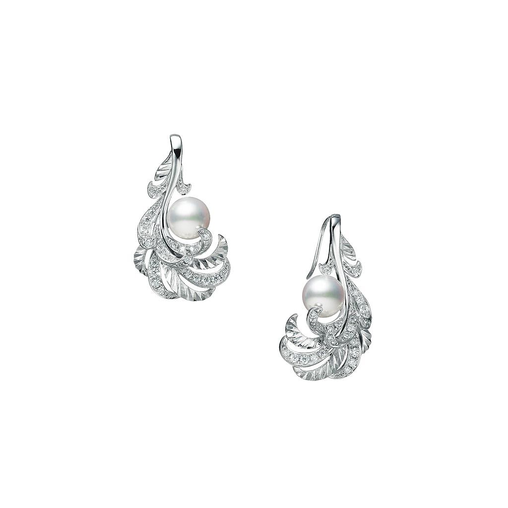 MIKIMOTO Feather Collection羽毛系列珍珠鑽石耳環，19萬1000元。（MIKIMOTO提供）