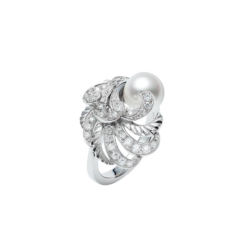 MIKIMOTO Feather Collection羽毛系列珍珠鑽石戒指 ，17萬2000元。（MIKIMOTO提供）