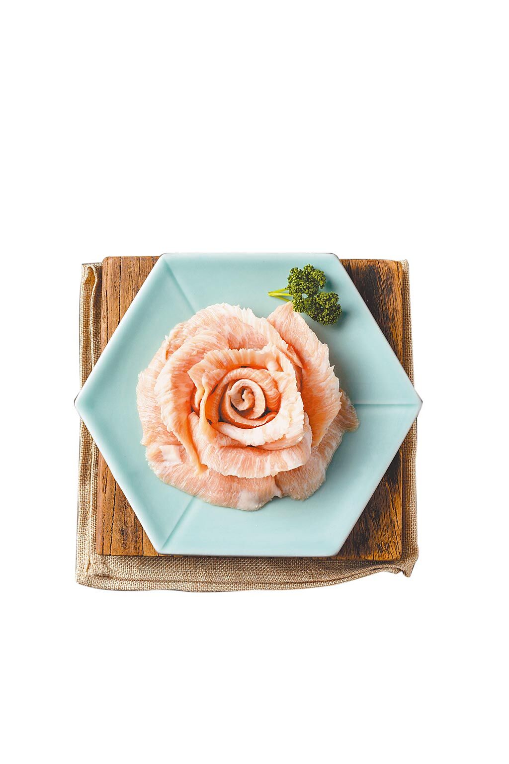 即日起至5月16日，民眾帶母親到姜滿堂吃韓式烤肉，用餐直接送上盤成玫瑰花形狀的「活菌松阪豬」。（豆府餐飲集團提供）