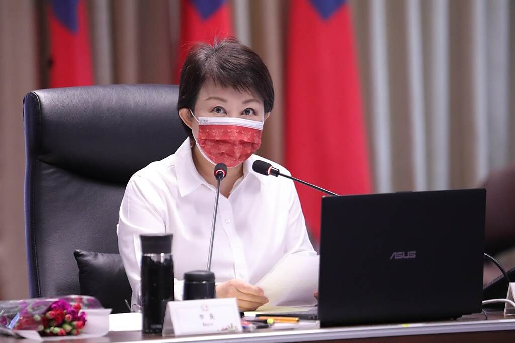 台中市長盧秀燕表示，防疫是否有一些措施升級，明日防 疫會議中央與地方的防疫官員會進行討論，提醒健康要緊，口罩要戴緊。（盧金足攝）