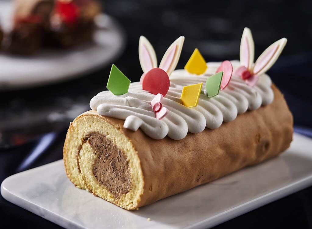 「饗食天堂」京站店推出獨賣的「東方貴妃」蛋糕卷。（饗賓餐旅提供）