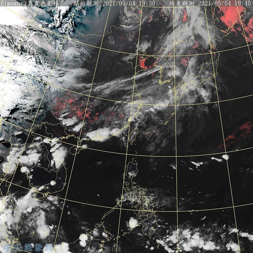 明天（5日）有一鋒面通過，清晨後開始影響台灣，中部以北、東半部地區及南部山區都會陸續有降雨機會，東半部地區及馬祖要注意有局部大雨發生的機率。(氣象局提供)
