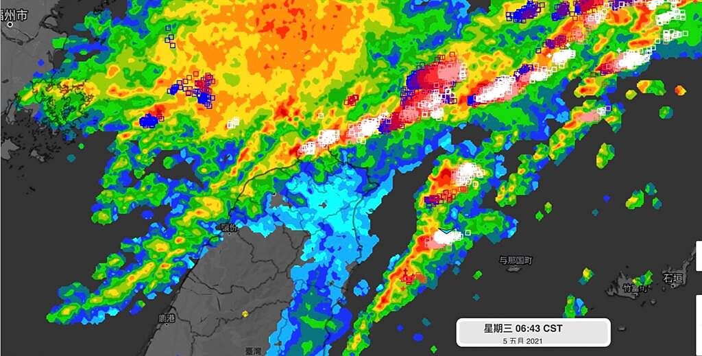 大規模雷雨對流胞正逐漸接近北台灣，氣象局急發北北基大雨特報。(翻攝自 彭啟明臉書)
