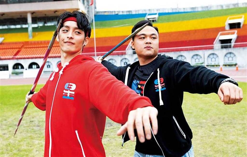 棒球員出身的曹佑寧（左），運動能力極佳，近期在《全明星運動會》的標槍及跳遠項目皆刷新大會紀錄；右為國手鄭兆村。（圖／台視提供）