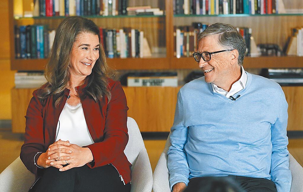 微軟創辦人比爾蓋茲（右）和妻子梅琳達（左）2019年2月接受媒體訪問時，相視而笑。兩人3日發表聲明，宣布終結兩人長達27年的婚姻關係。（美聯社）