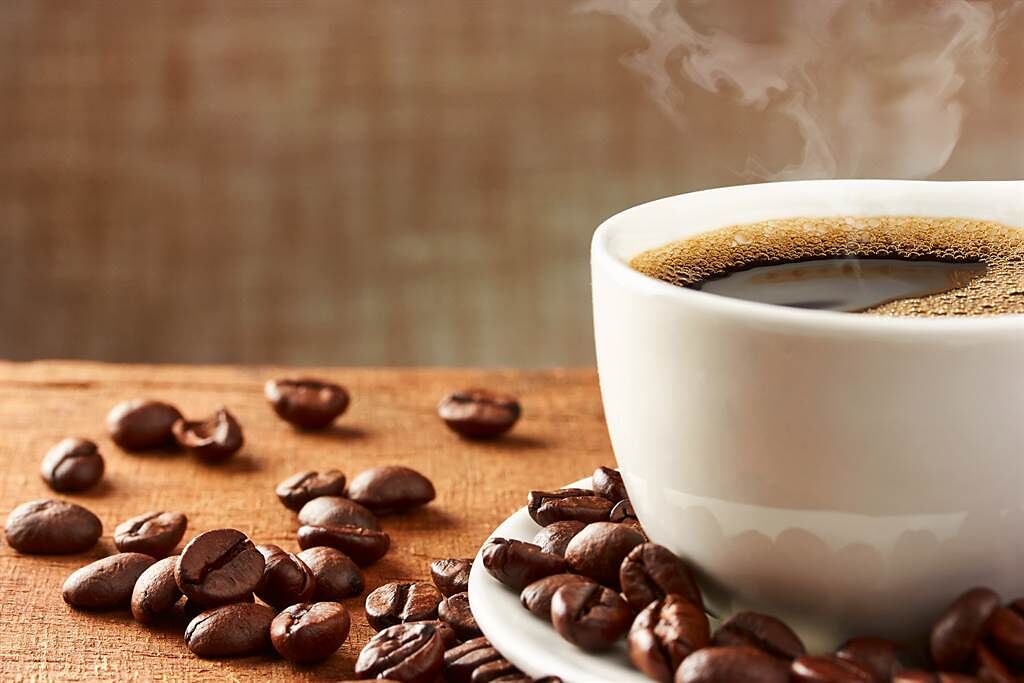 提到咖啡，我們會立刻聯想到那苦黑芬芳的美味液體，但是最早的咖啡食用方式並不是喝的，而是咖啡食物球。(示意圖／shutterstock提供)