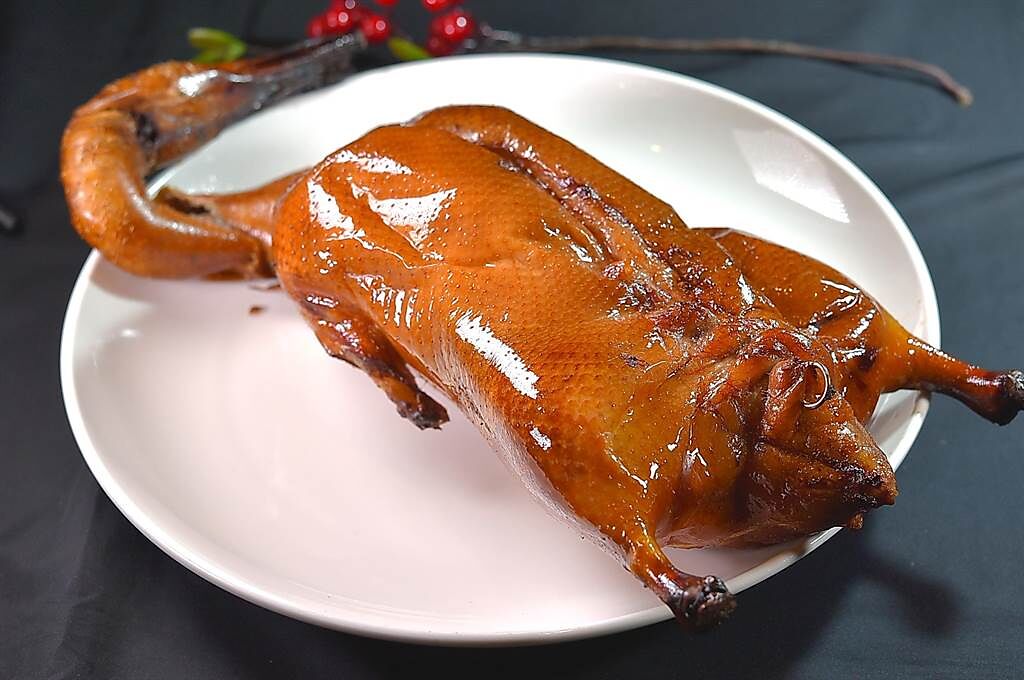 蘭城晶英酒店自2009年推出〈櫻桃霸王鴨〉料理，得到「全台最讓人流口水烤鴨」封號，年銷逾7萬隻烤鴨。（圖／姚舜）