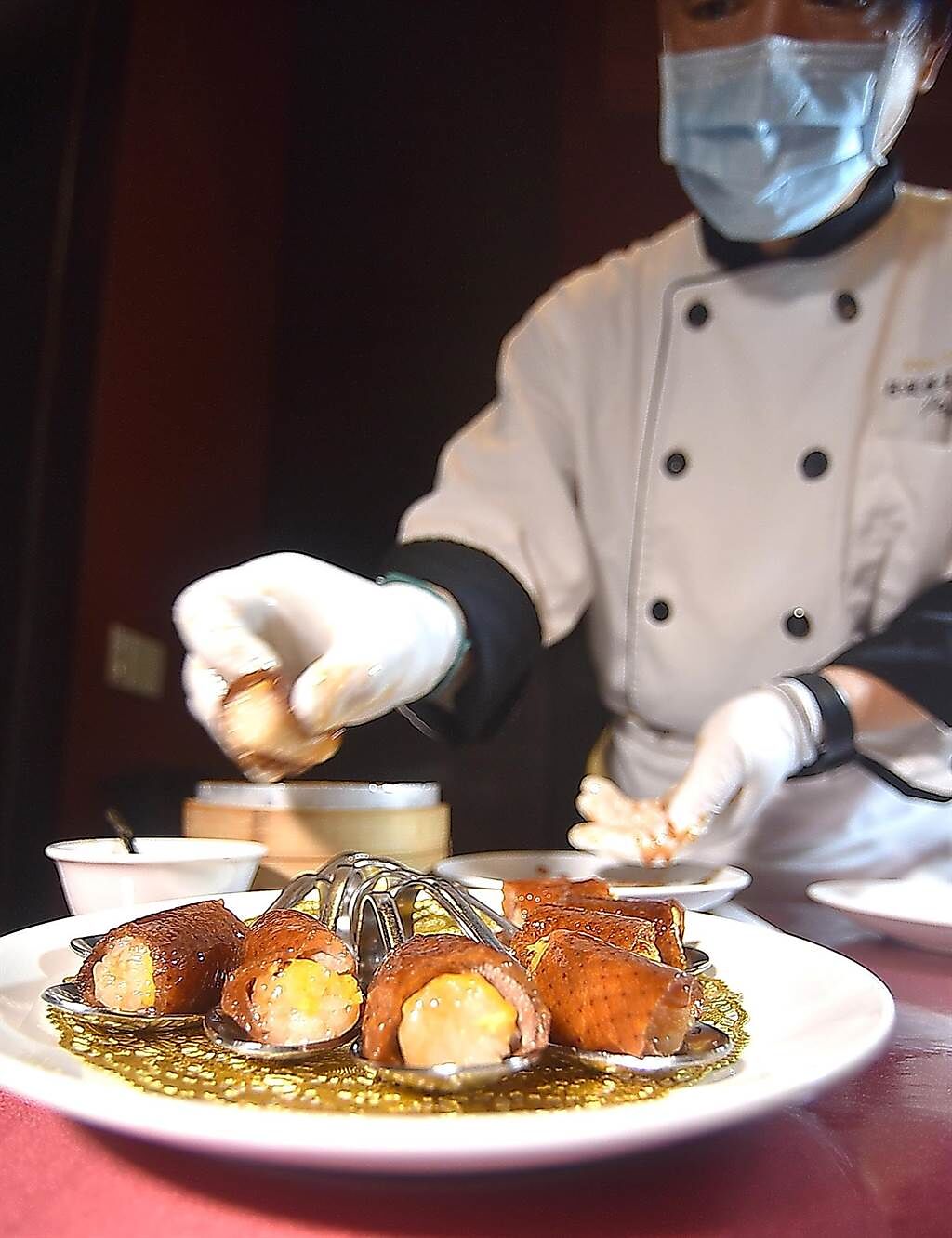 蘭城晶英〈鴨肉握壽司〉，是由廚師在客人桌邊現片現包，充滿儀式感。（圖／姚舜）