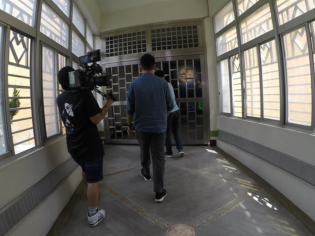 朱孝天前往新竹監獄拍攝犬訓班。（NNY Network提供）