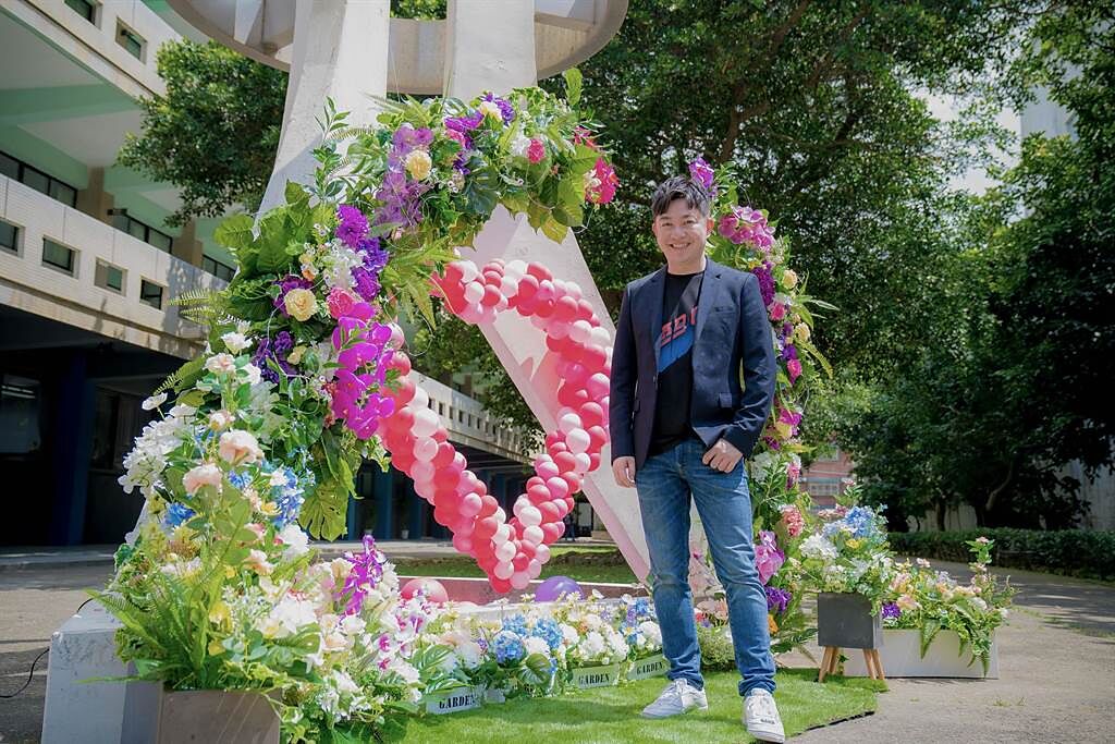 李明川在明新科大校園指導師生打造街頭花藝裝置藝術。（李明川提供）