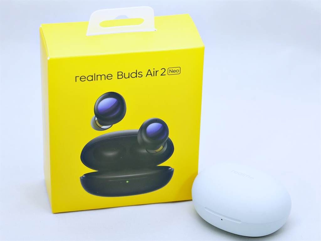 realme buds Air 2 Neo耳機灰色款式與包裝盒。（黃慧雯攝）