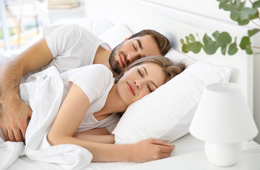 床頭的方位不只對人們的睡眠品質有著關鍵性的影響，對於單身或已婚夫妻來說，更是氣場非常強的桃花位。（圖／Shutterstock）