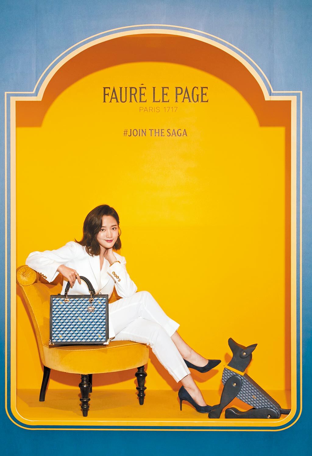 王淨穿上一身亞麻白西裝出席Faure le Page夏日活動記者會，手上拎著Saga City 31，價格6萬7300元。（Faure le Page提供）