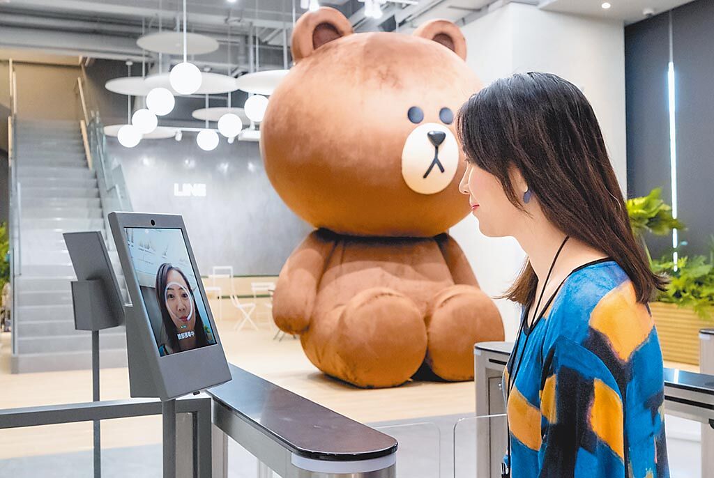 LINE的台灣全新辦公室中不僅擁有全球最大、首座由台灣100%製造的熊大玩偶，更為全球首以CLOVA人臉辨識技術管理進出的LINE辦公室。（LINE提供）