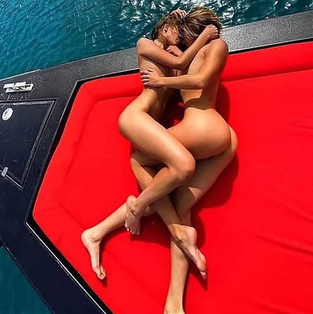 一群女模在遊艇上全裸拍攝。(圖/翻攝自news-24.fr)