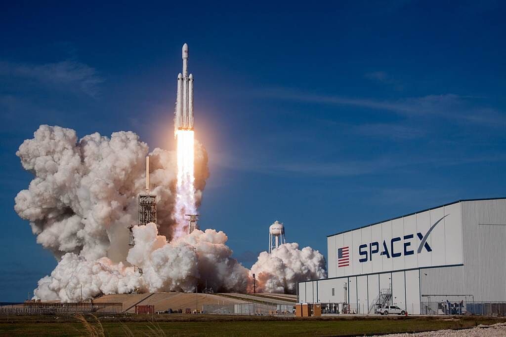 太空探索科技公司（SpaceX）的「星艦」（Starship）載人火箭原型今天成功降落美國德州基地。這是「星艦」的第5度測試，先前4次都以爆炸作結。圖為SpaceX發射火箭示意圖。（圖／SpaceX）
