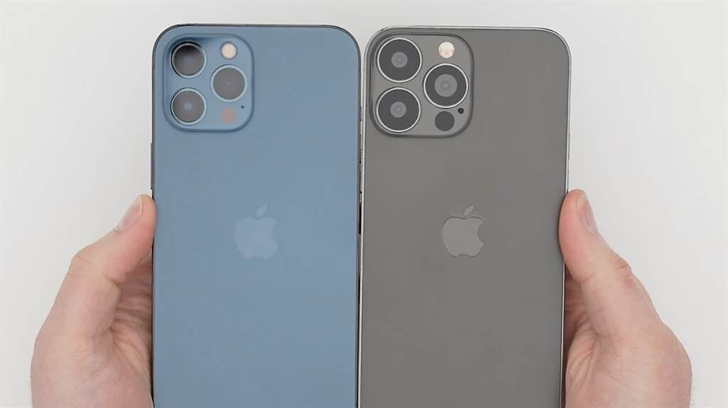 YouTube「Unbox Therapy」頻道分享iPhone 13 Pro Max模型機（右），相機模組明顯比iPhone 12 Pro Max實機更大。（摘自YouTube）
