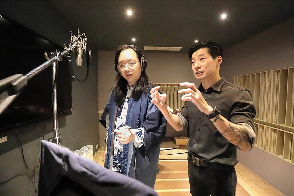 唐鳳（左）到錄音室配唱，Freddy現場教學台語。（出日音樂提供）　