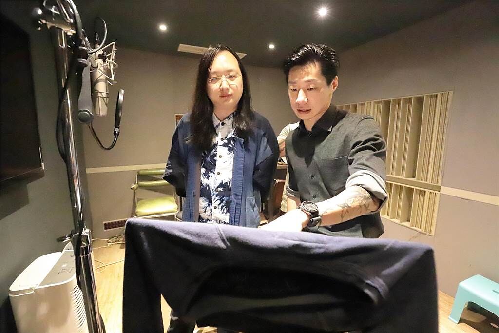 唐鳳（左）到錄音室配唱，Freddy現場教學台語。（出日音樂提供）　
