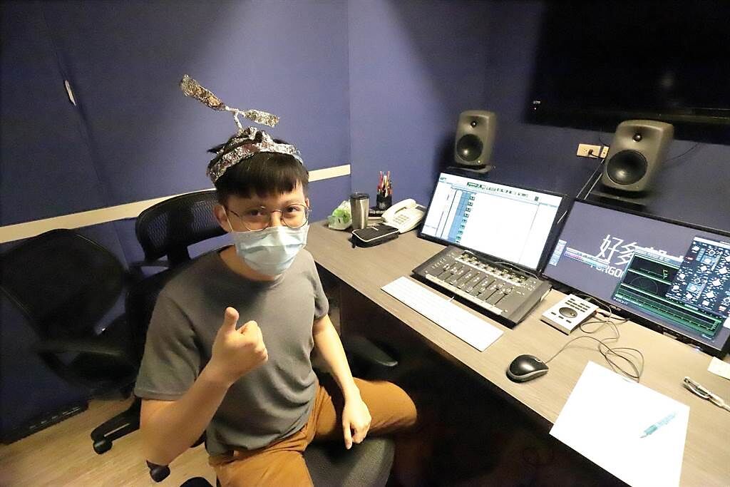 唐鳳在錄音室配唱時，錄音師自備鋁箔帽。（出日音樂提供）