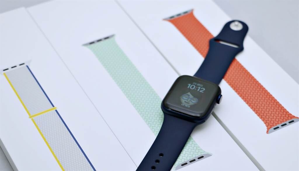 蘋果2021春季錶帶開箱，左到右是海鹽色運動型錶環、開心果綠色編織單圈錶環以及電光橙色編織單圈錶環。（黃慧雯攝）