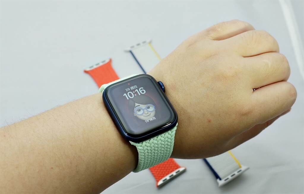 配戴蘋果2021春季錶帶（開心果綠色編織單圈錶環與Apple Watch Series 6）。（黃慧雯攝）