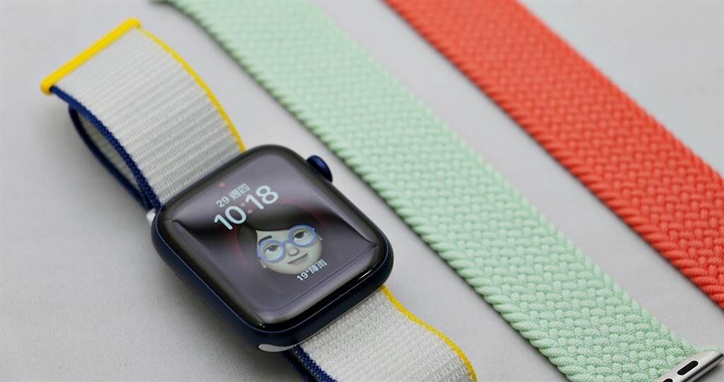 搭配蘋果2021春季錶帶的手錶正面。（黃慧雯攝）