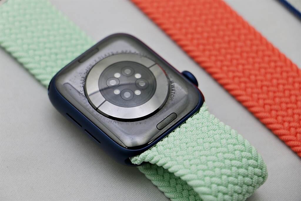 搭配蘋果2021春季錶帶的手錶反面。（黃慧雯攝）

